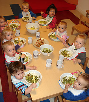 Mahlzeit im KinderReich Montessori Kinderhaus
